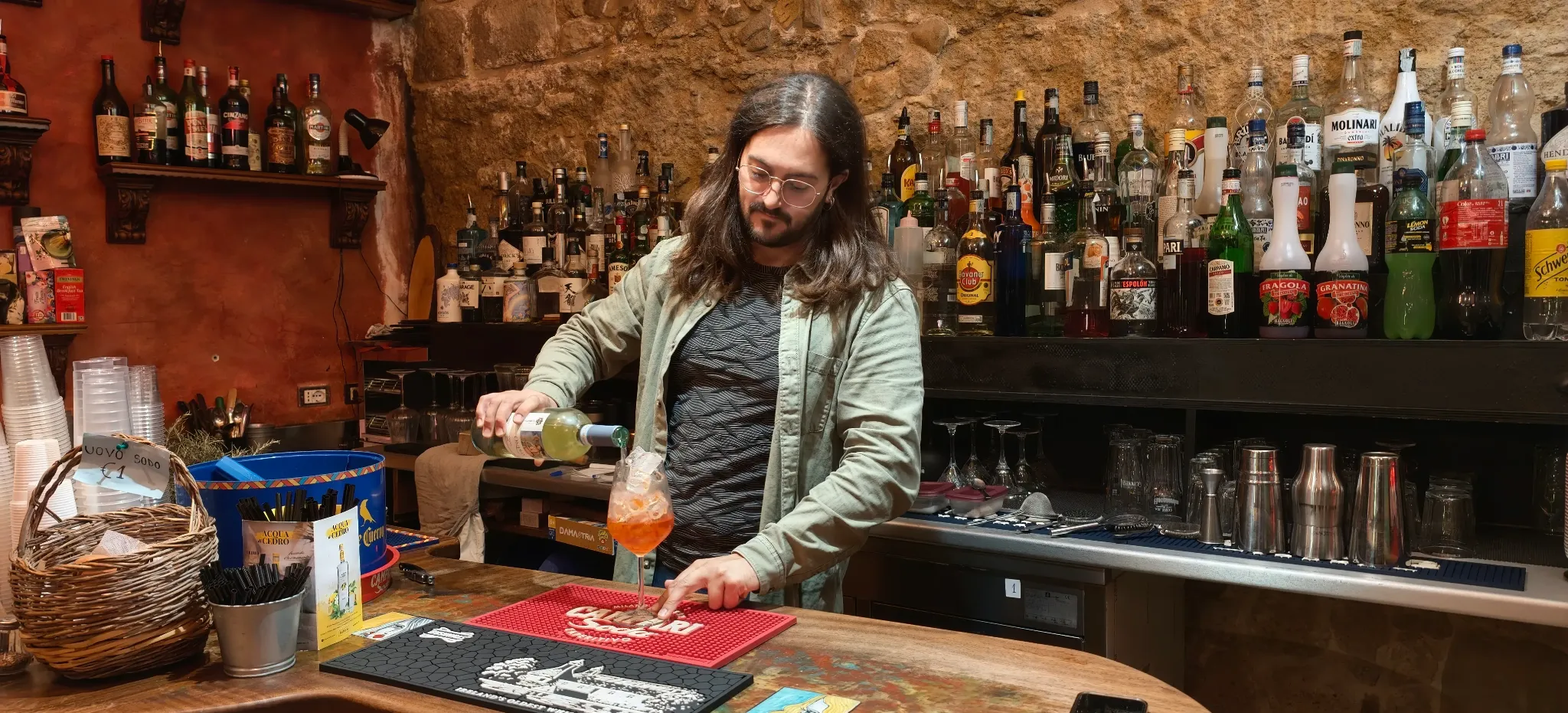Mario prepara un drink dietro il bancone del Nessun Dorma